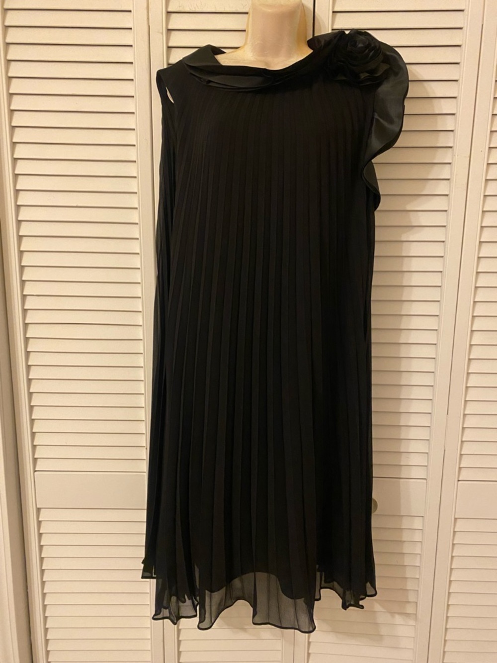 Joseph Ribkoff Black Pleated Dress Size 14 Asymmetric Dramatic Cocktail Party